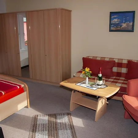Doppelzimmer-mit-gemeinschaftsbad-fuer-2-personen-auf-ruegen-h4zi2 Penzion