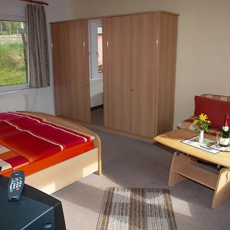 Doppelzimmer-mit-gemeinschaftsbad-fuer-2-personen-auf-ruegen-h4zi2 Rappin
